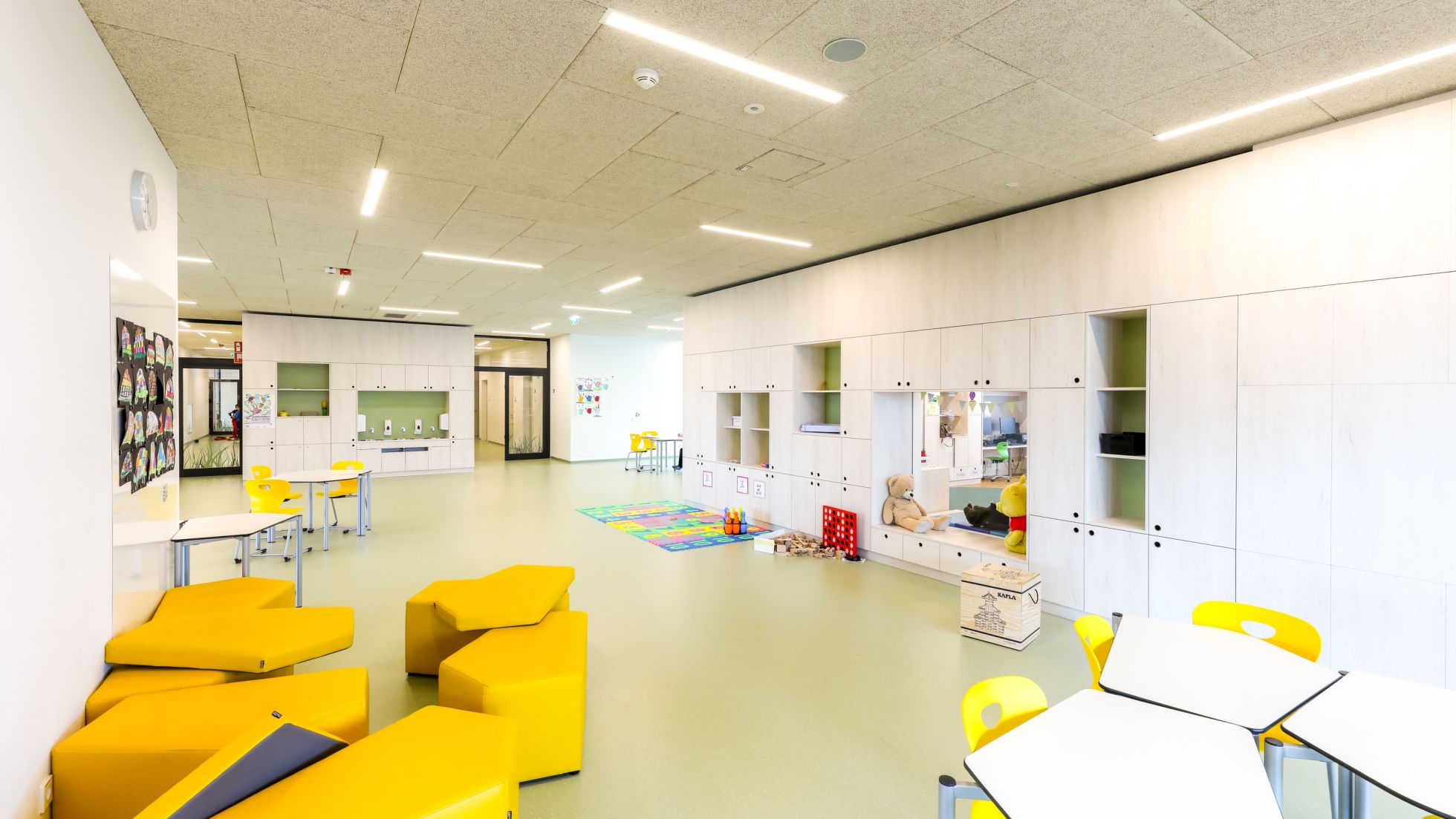 Gelbe Sitzgelegenheiten im Aufenhaltsraum