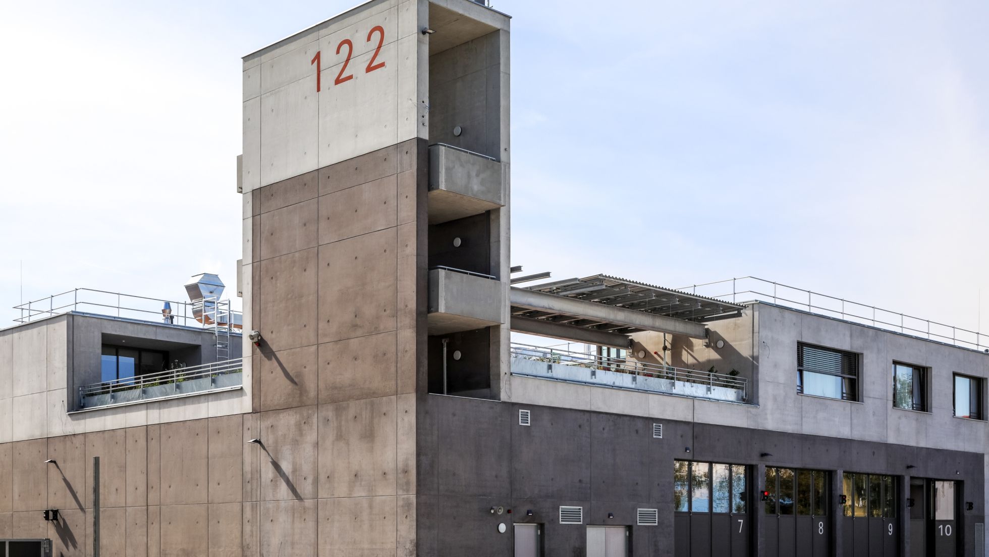 Die 2-färbige Sichtbeton-Fassade mit Begrünung