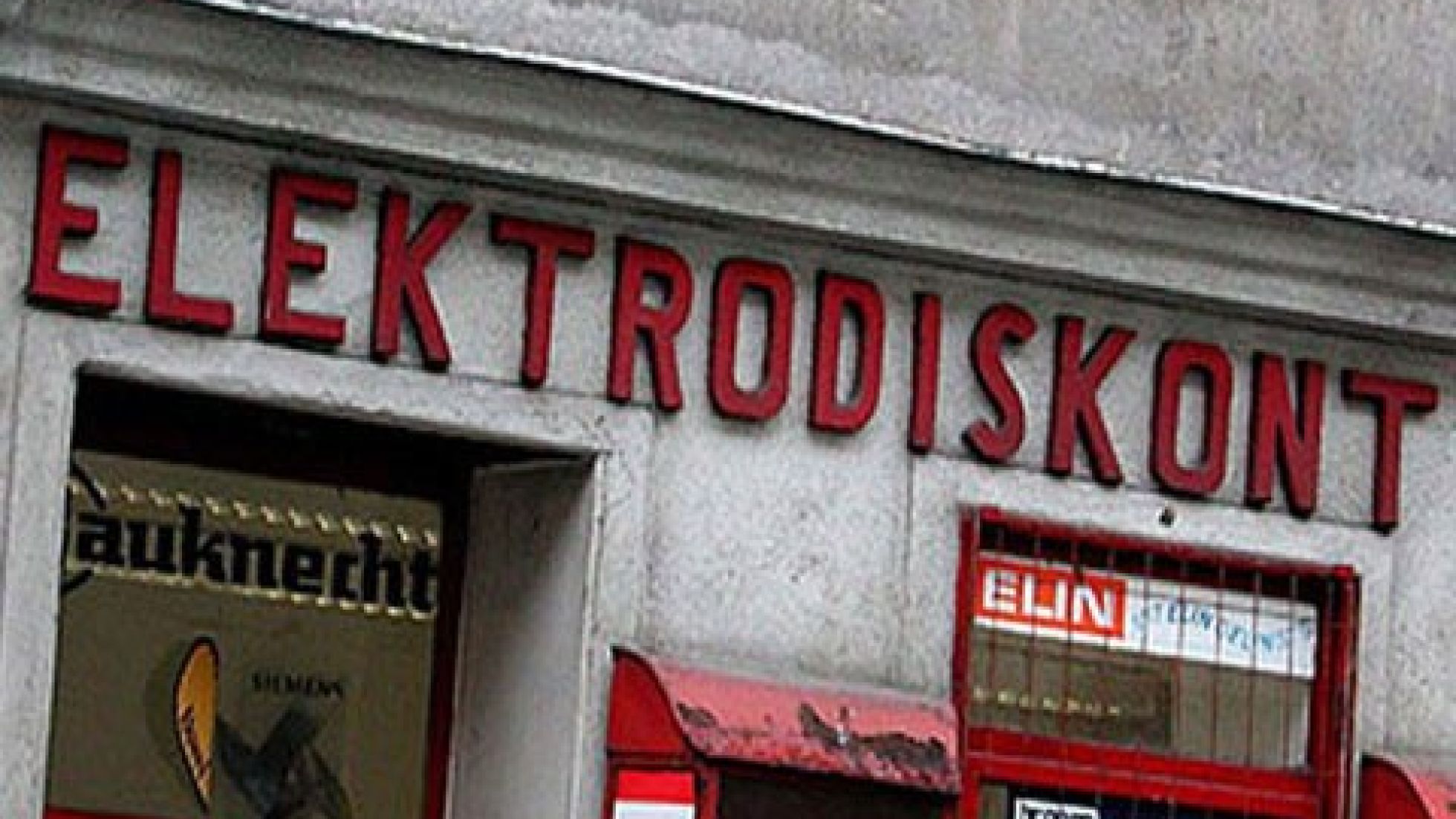 copyright: MA 19 Ausschnitt einer Fassade mit Tür und Fenster, darüber ein Schriftzug: Elektrodiskont
