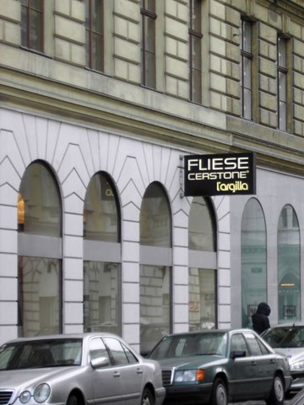<p>Steckschild</p> Steckschild mit der Aufschrift "Fliese Cerstone l´argilla"