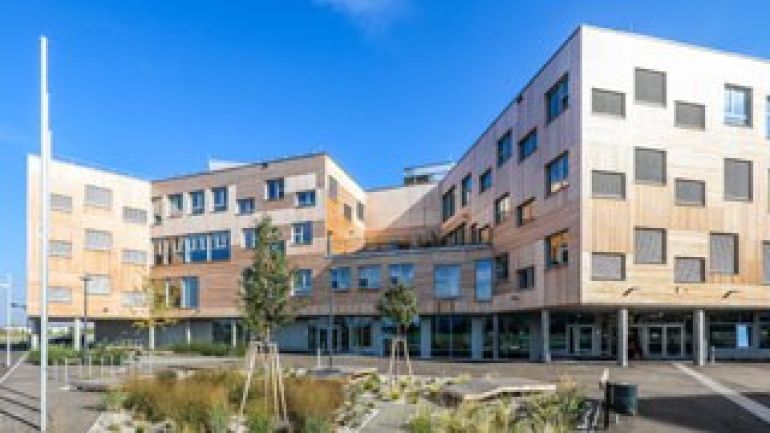 Bildungscampus-gebäude mit Holz-Fassade