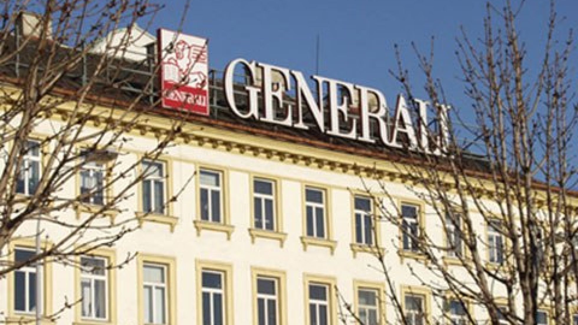 copyright: MA 19 obere zwei Geschoße eines Gebäudes, ein Schriftzug als Werbeträger oberhalb der Dachtraufe