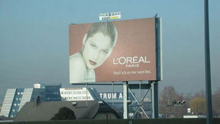 copyright: MA 19 Werbetafel über einem Hausdach neben der Stadtautobahn