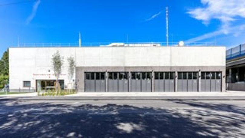 Feuerwehr-Gebäude mit Betonfassade und Garagentoren