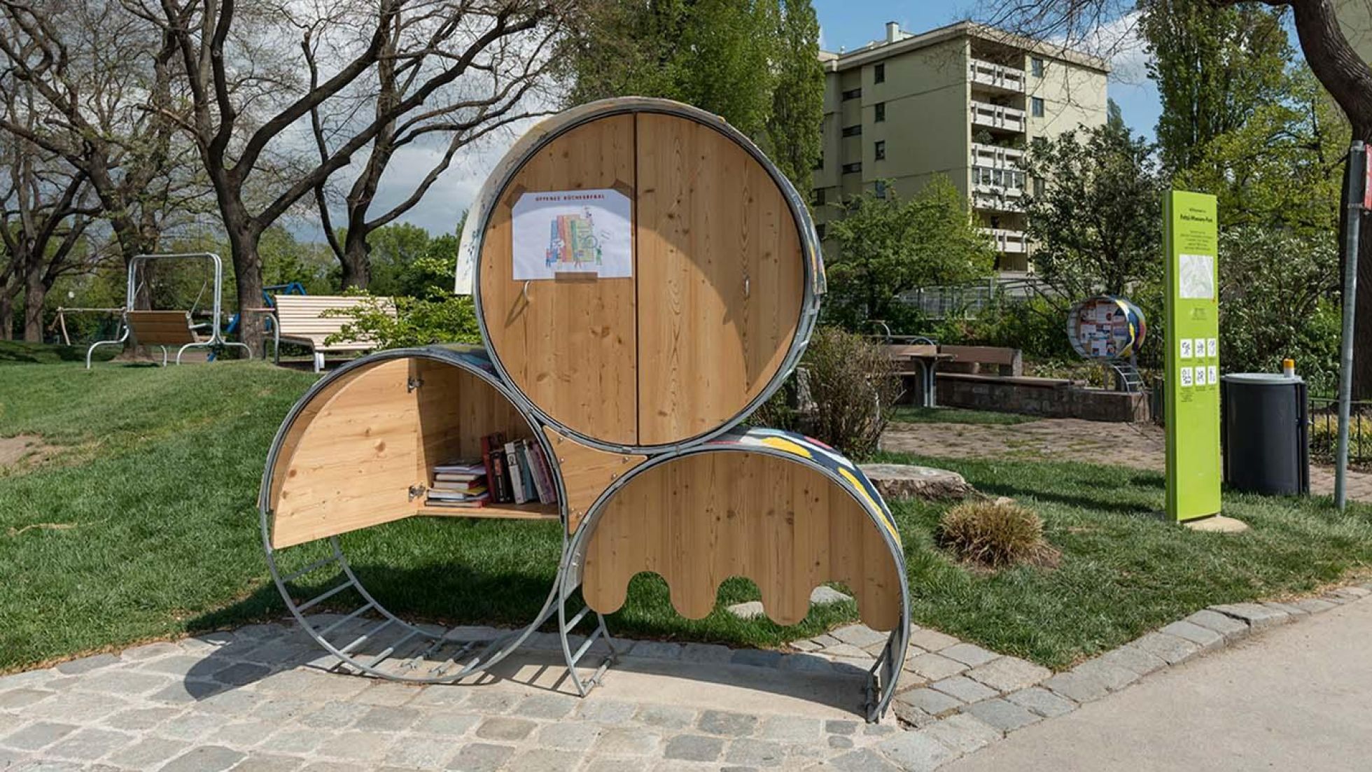 copyright: Wiltschegg Design-Regal für Bücher aus Holz und Metal im Park