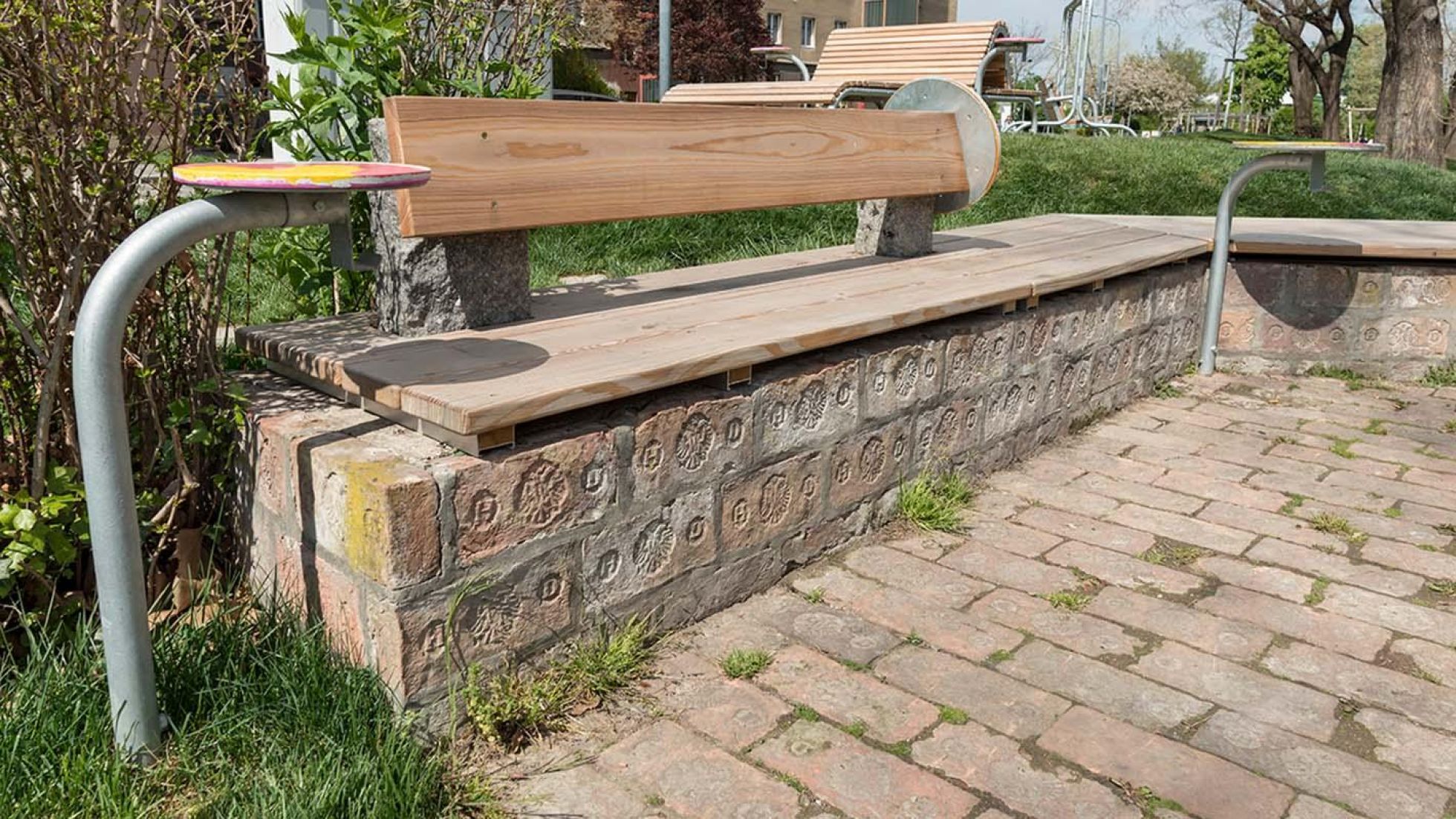 copyright: Wiltschegg Holzbank auf gemauertem Stein im Park