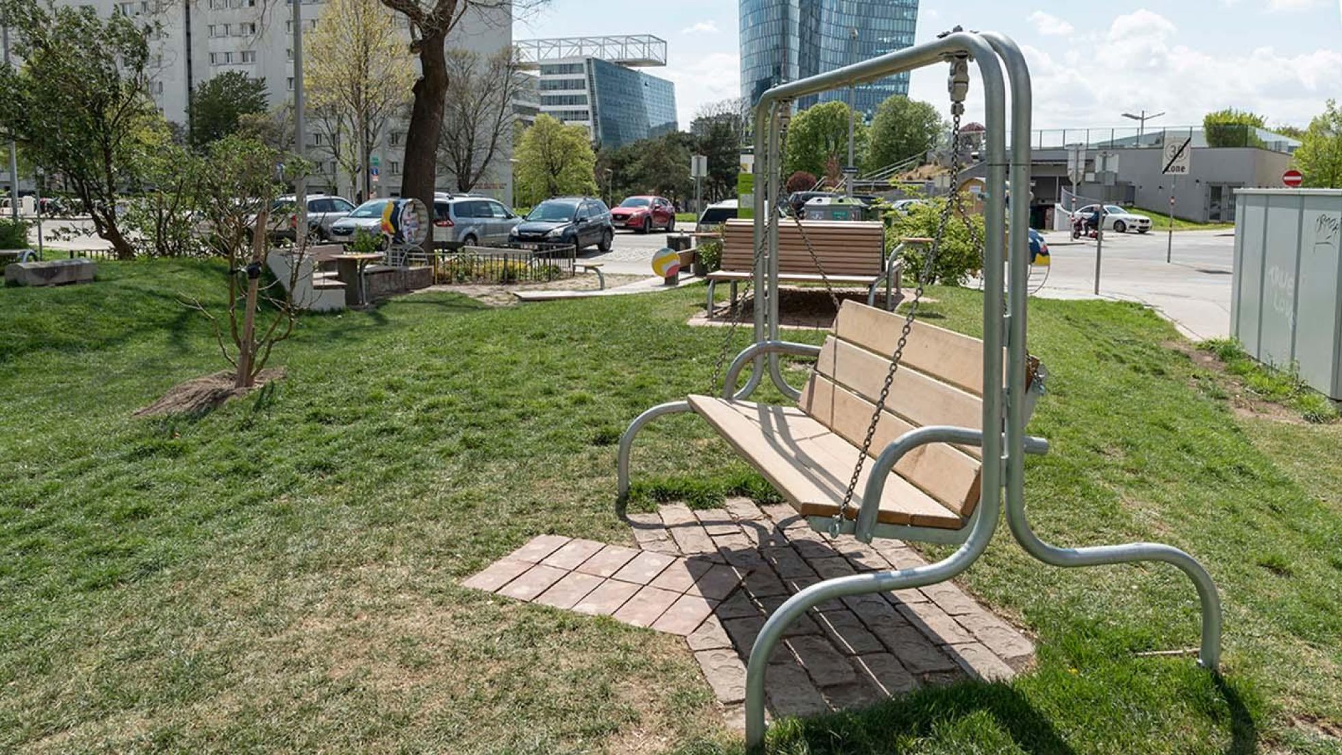 copyright: Wiltschegg Hollywood-Schaukel aus Holz und Metall im Park