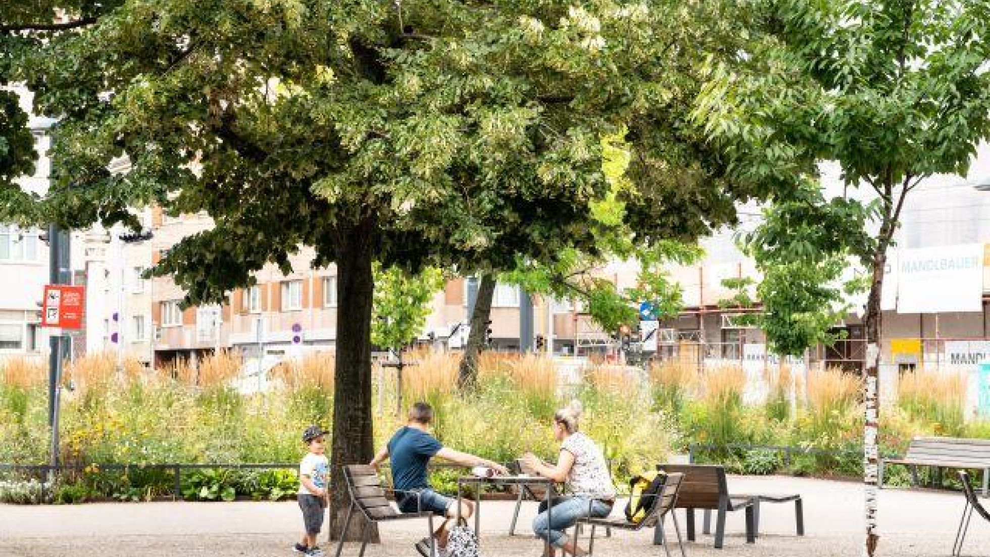 copyright: Stadt Wien / Johannes Wiedl Menschen sitzen unter einem Baum bei einem Tisch
