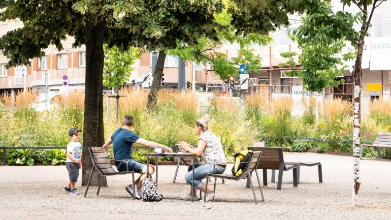 copyright: Stadt Wien / Johannes Wiedl Menschen sitzen unter einem Baum bei einem Tisch