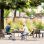 copyright: Stadt Wien / Johannes Wiedl Menschen sitzen unter einem Baum bei einem Tisch