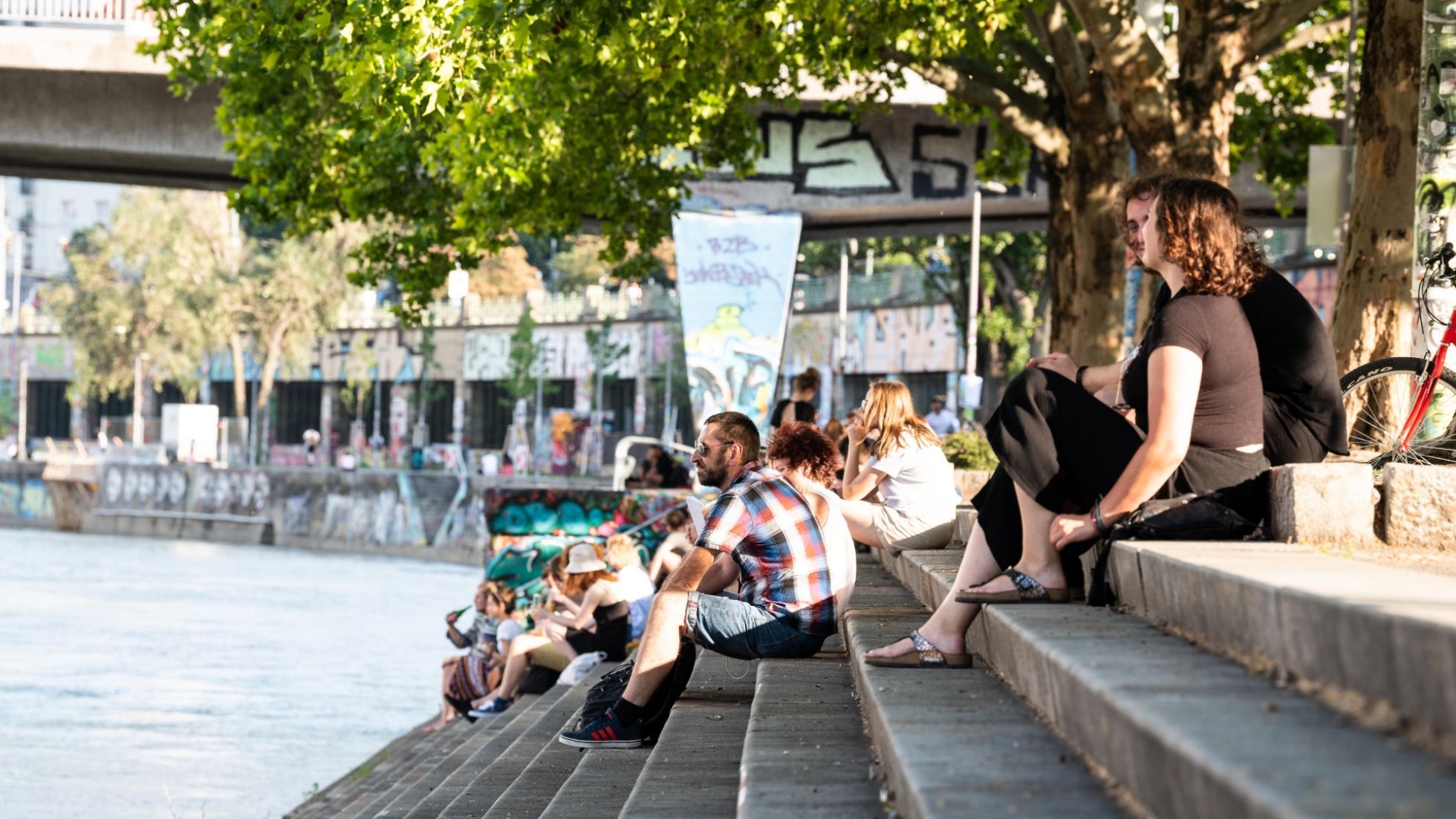 copyright: Stadt Wien / Johannes Wiedl Rankpflanzen auf einer Pergola mit Sitzgruppe