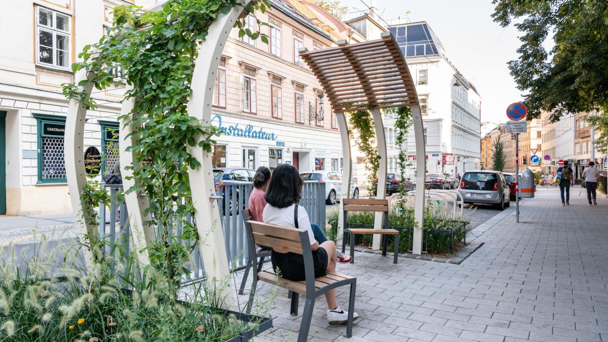copyright: Stadt Wien / Johannes Wiedl Rankpflanzen auf einer Pergola mit Sitzgruppe