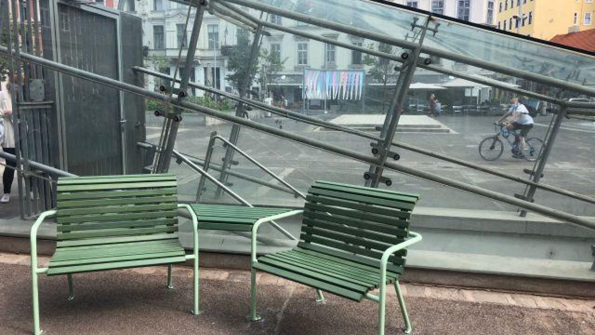 copyright: Barbara Slotta Designer-Sitzgelegenheiten im öffentlichen Raum