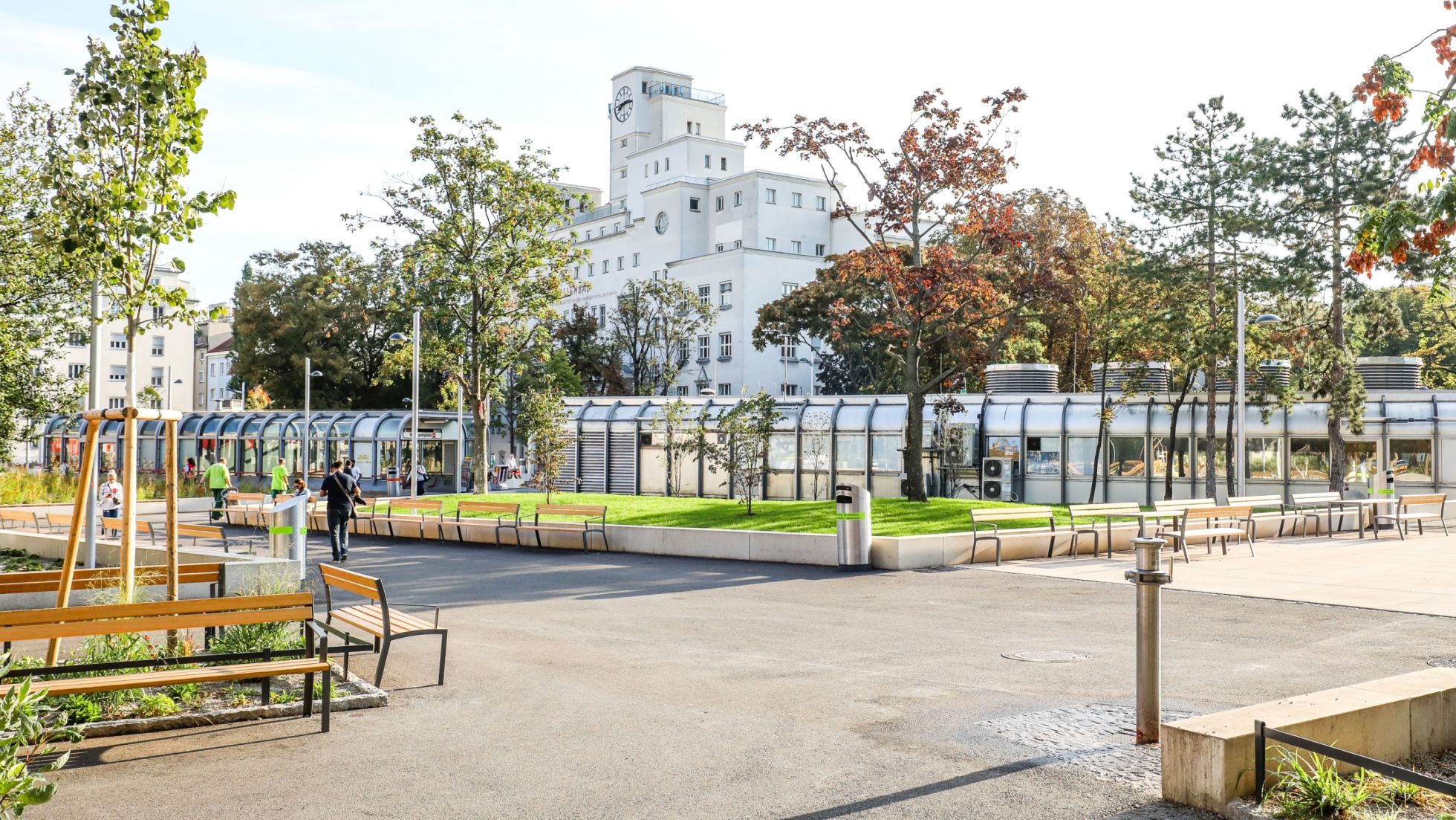 copyright: PID/Christian Fürthner Platz mit Sitzbänken, Grünbeeten und einem Stationsgebäude der U-Bahn