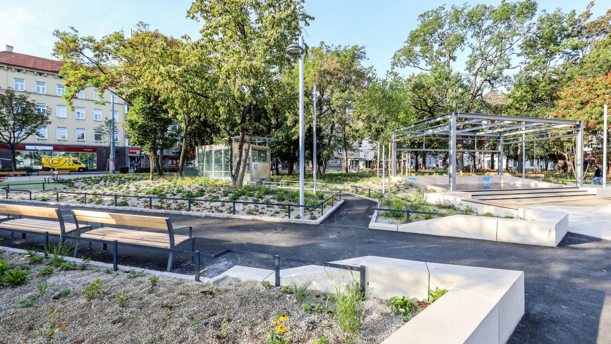 copyright: PID/Christian Fürthner Platz mit vielen Pflanzen, Sitzbänken und einer Freiluftbühne