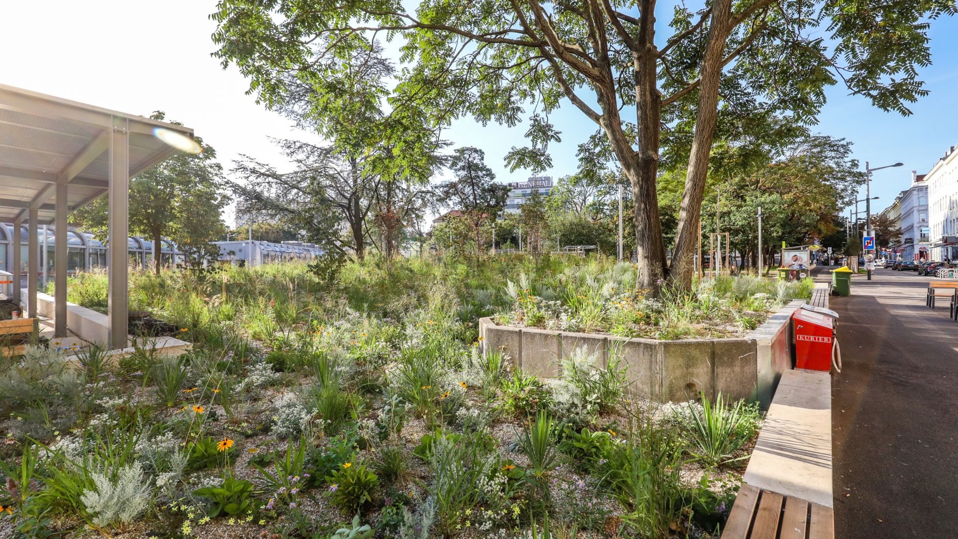 copyright: PID/Christian Fürthner Grünbeete und Sitzbänke