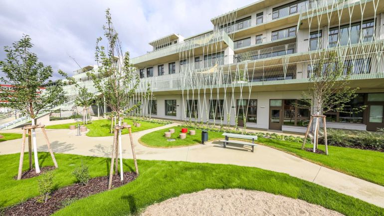 Begrünter Außenbereich des Bildungscampus