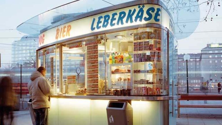 Kiosk mit Glasvordach, Aufschrift Leberkäse