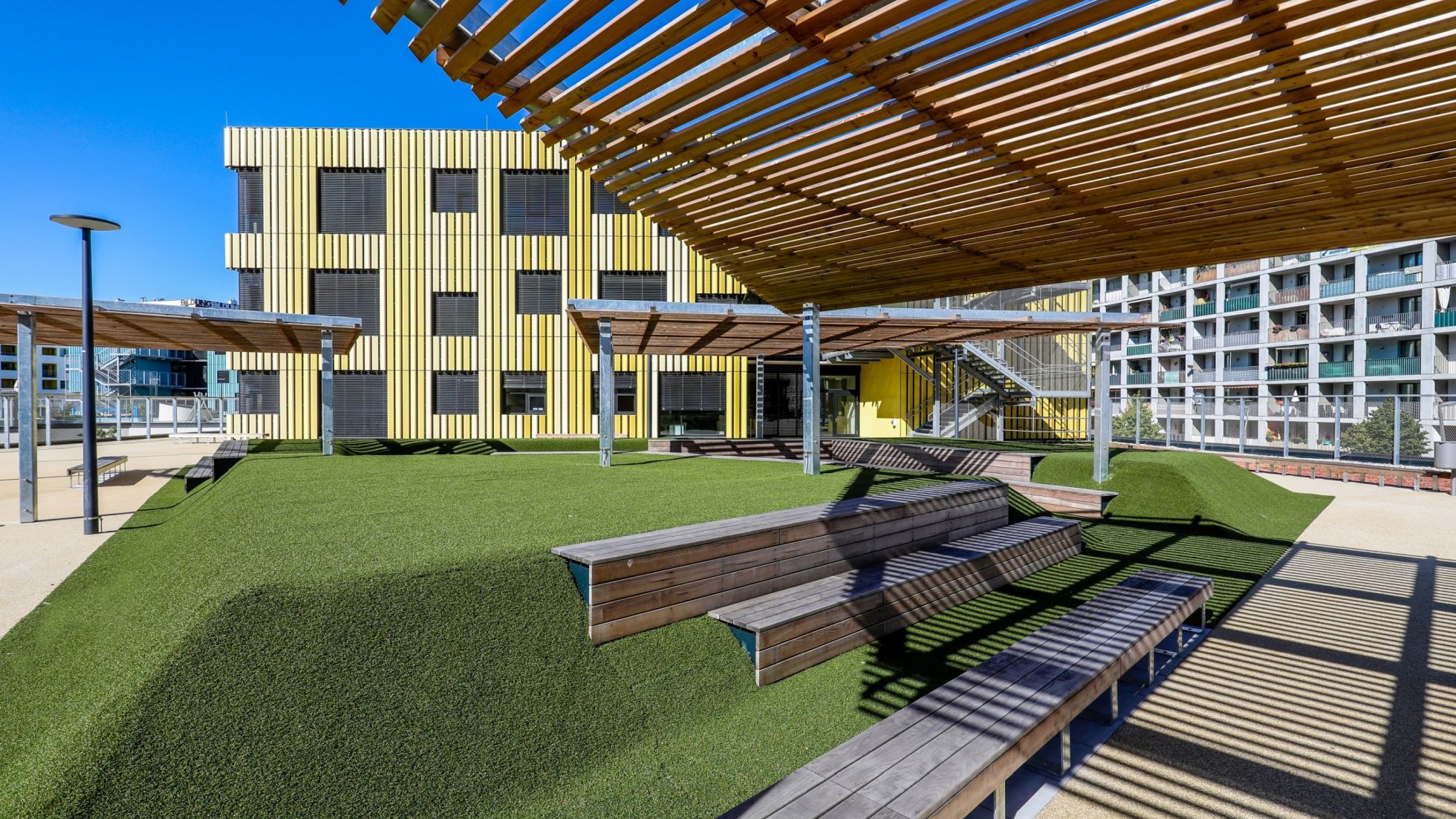 Garten mit überdachter Terrasse