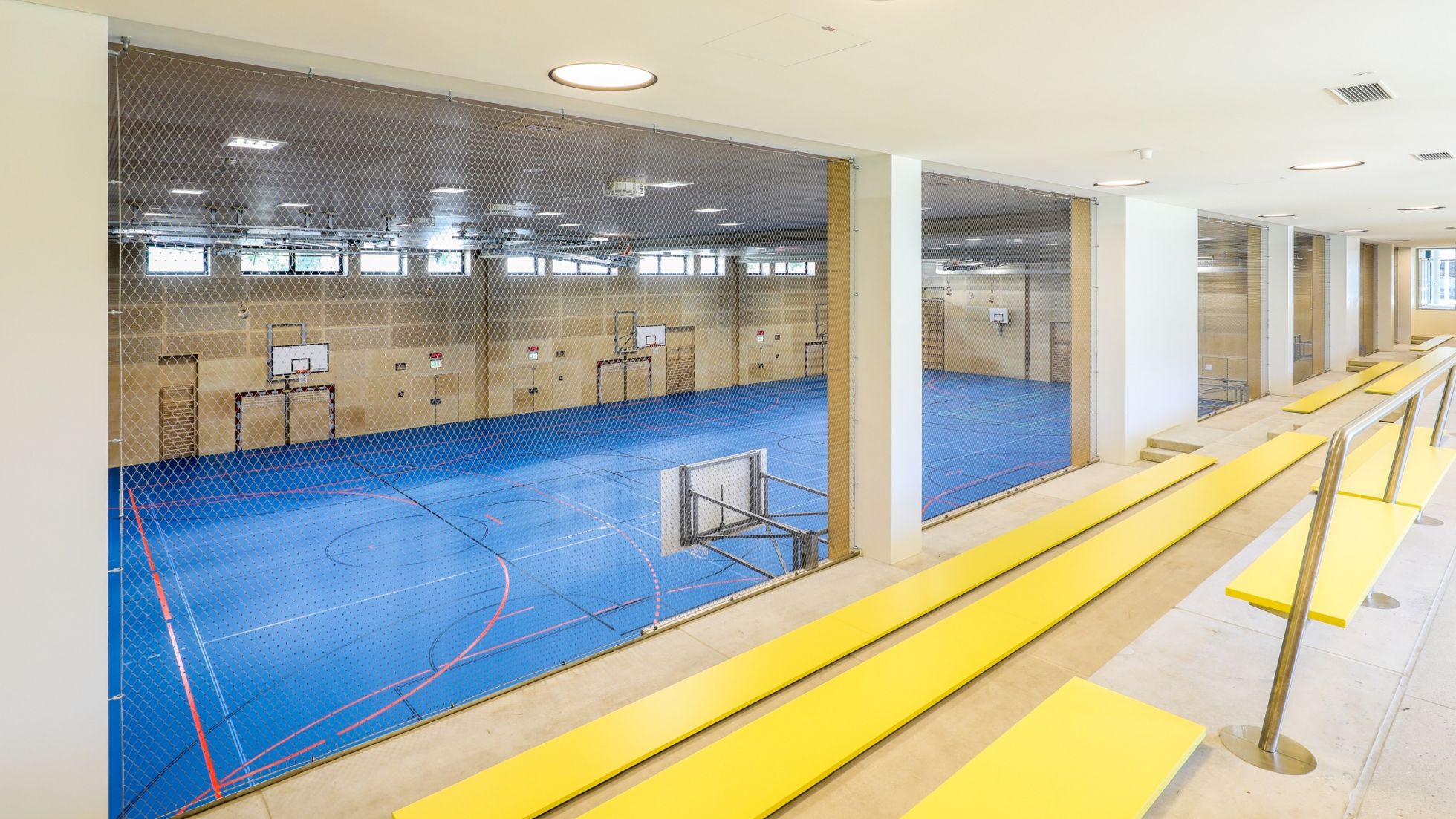 Turnsaal mit Tribüne