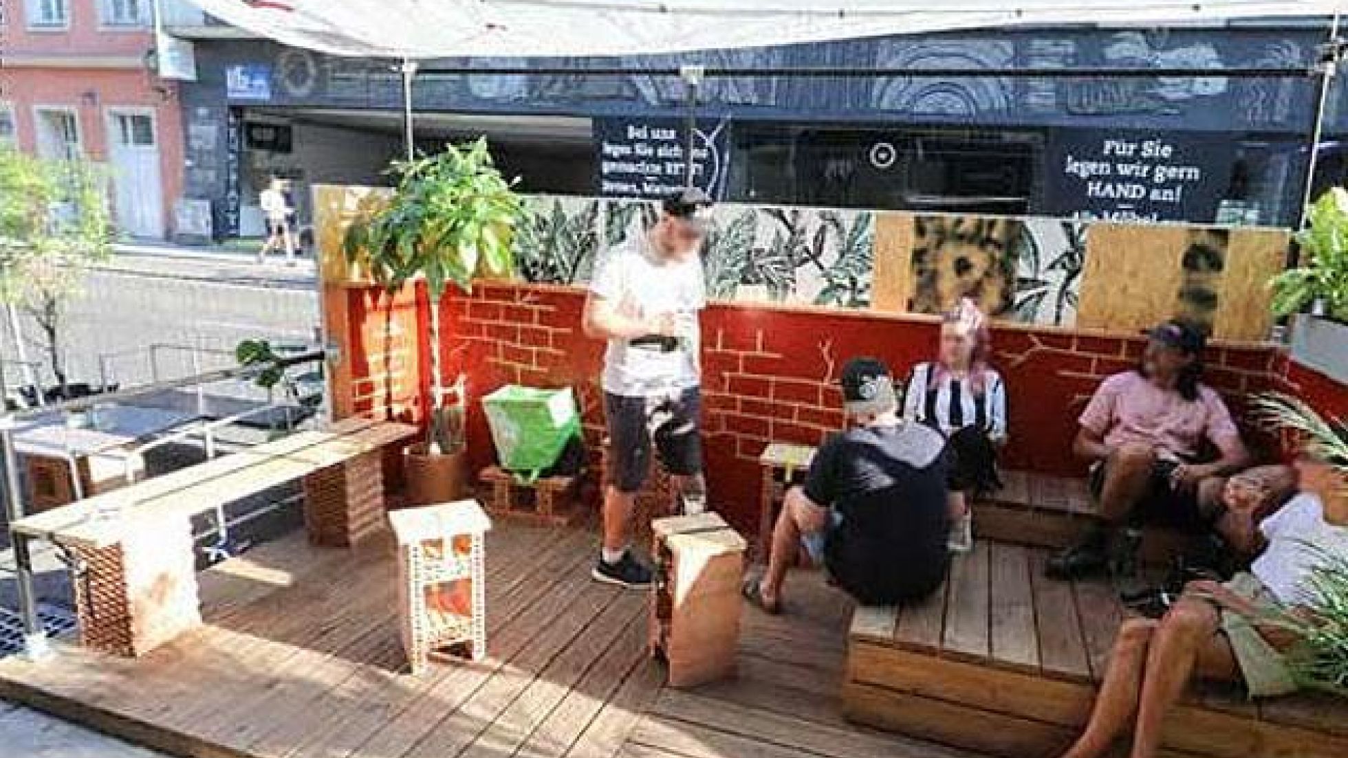 copyright: Christian Fürthner Parklet mit Sonnensegel