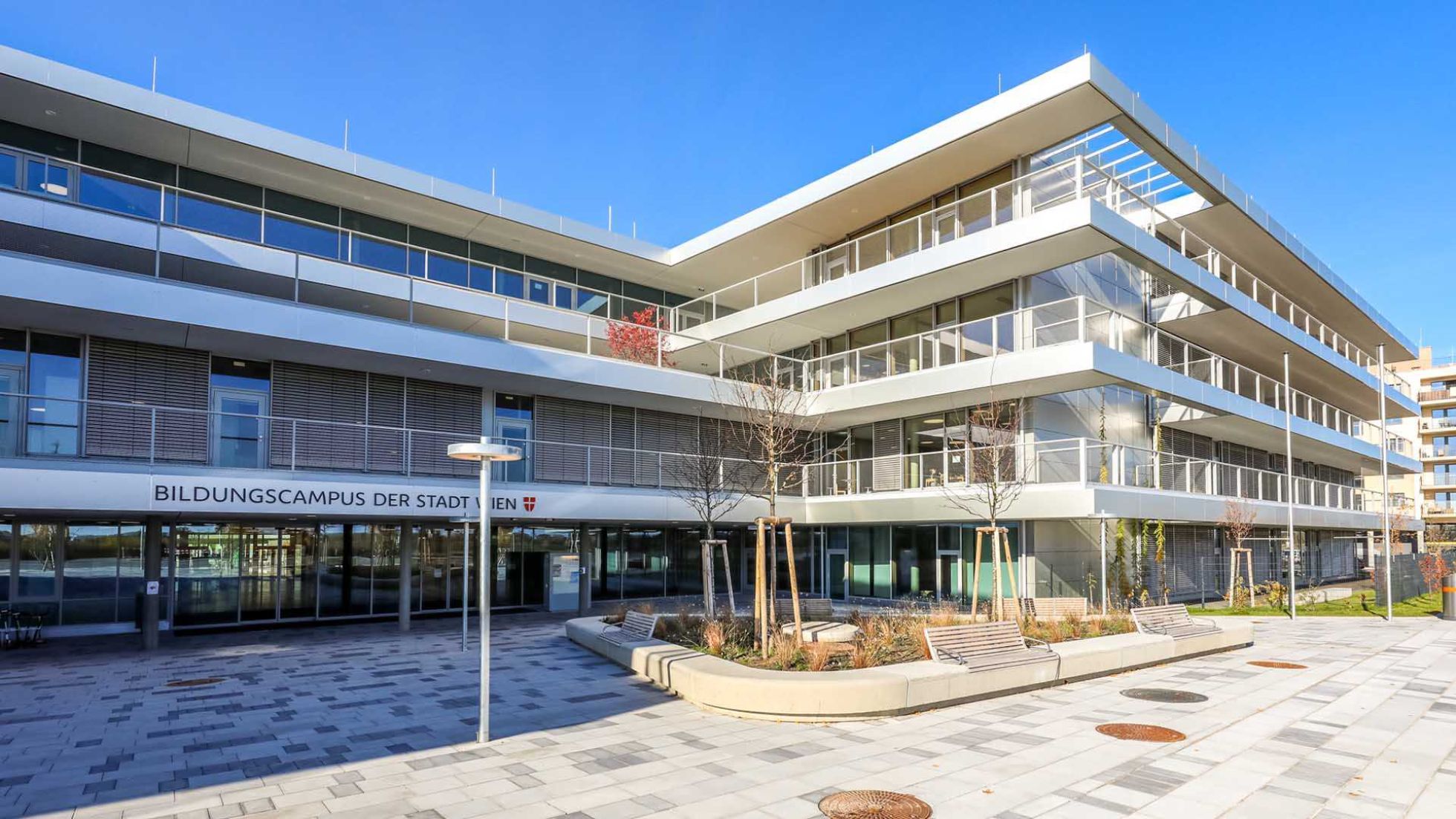 Modernes Schulgebäude