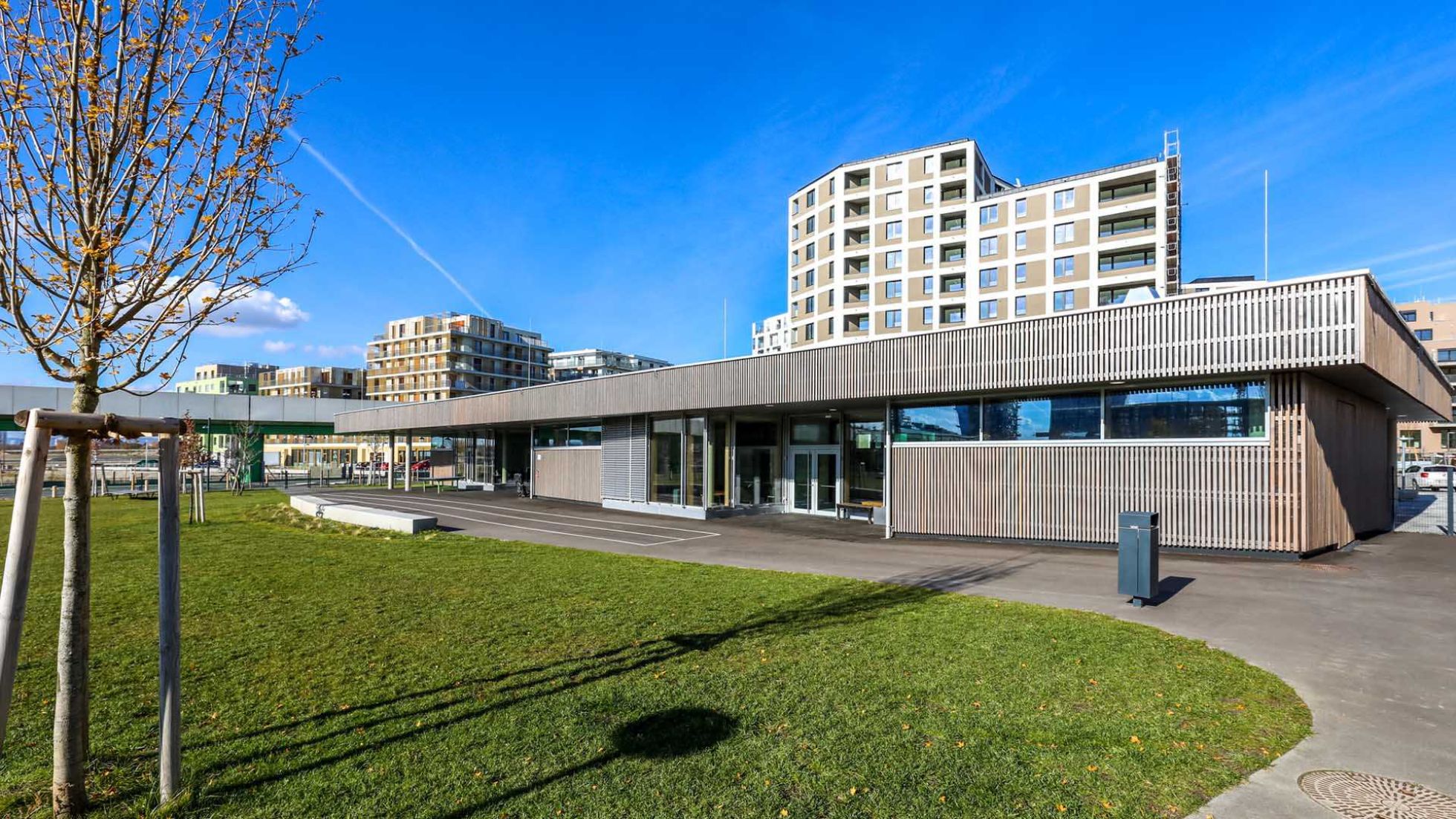 Flaches Jugendzentrum-Gebäude auf Bildungscampus-Gelände