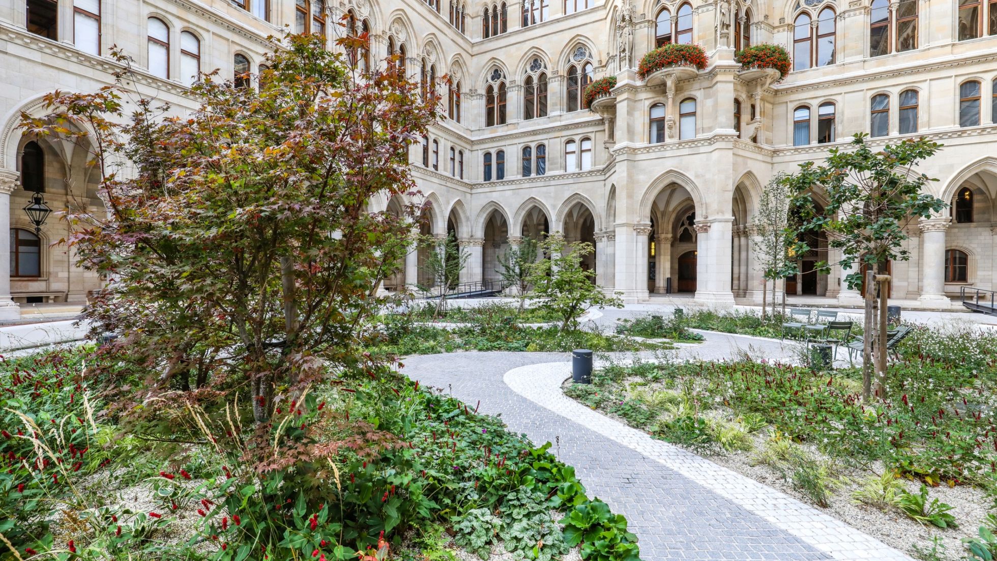 Begrünter Innenhof mit Arkaden