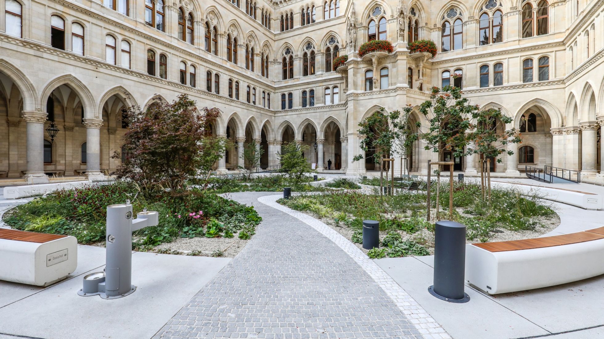 Begrünter Innenhof mit Arkaden