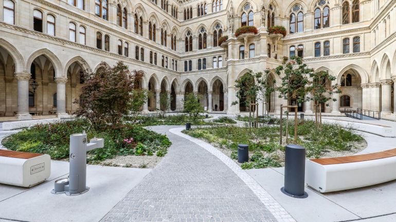 Begrünter Innenhof mit Arkaden