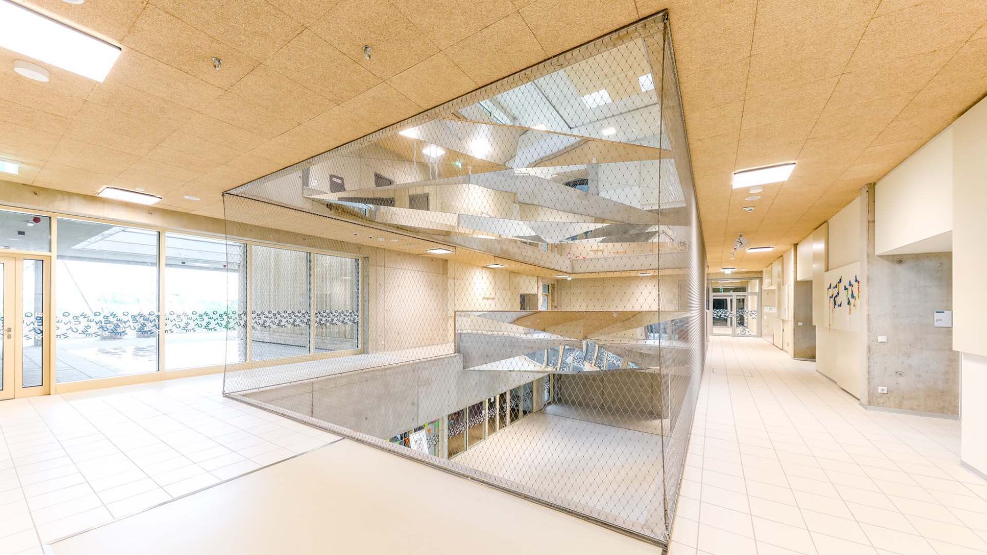 Modernes Schul-Gebäude, Innenbereich, Glas und Fliesen