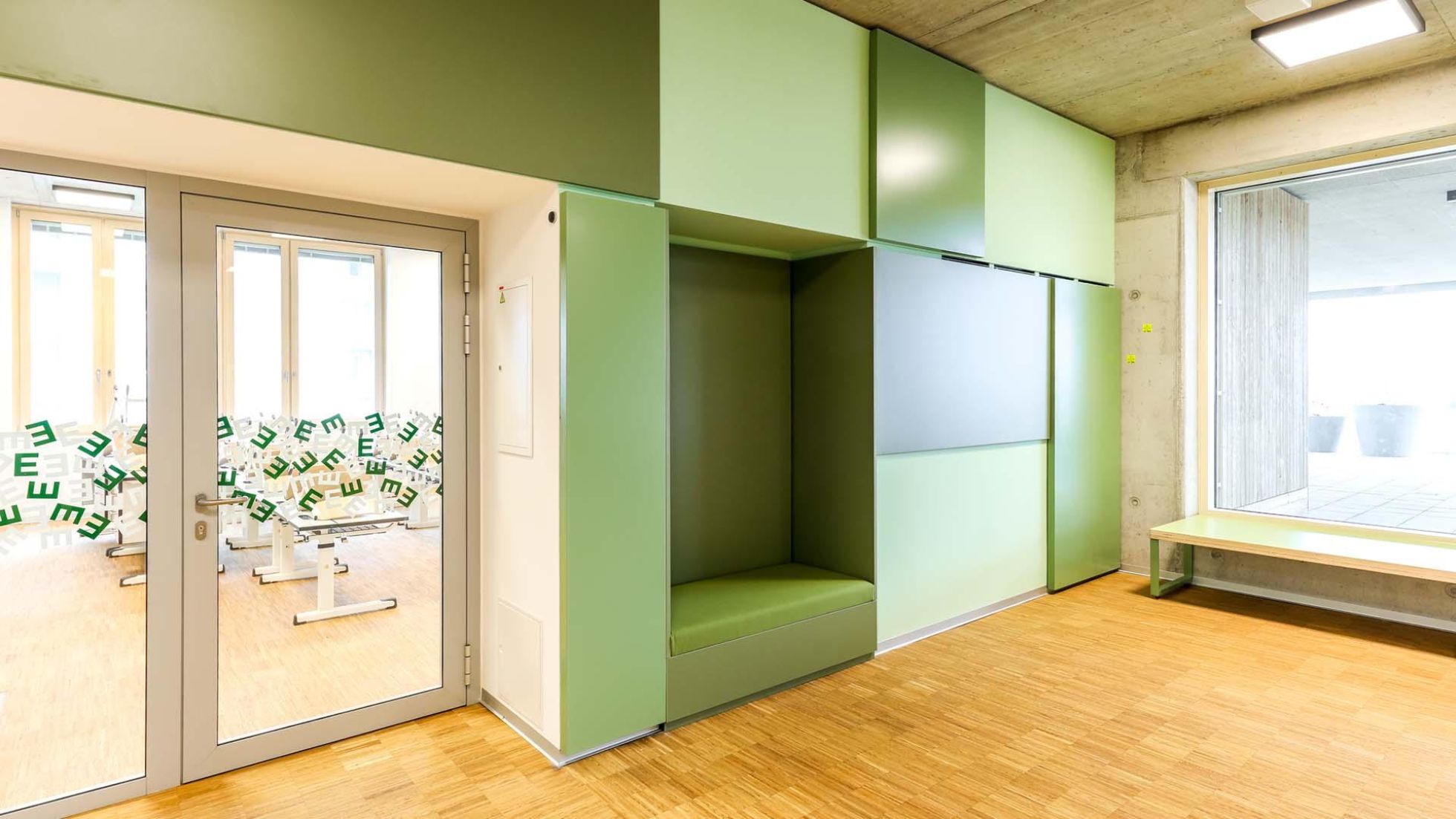 copyright: MA19/Christian Fürthner Modernes Schul-Gebäude, Innenbereich, Parkettboden, grüne Wandelemente
