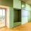 Modernes Schul-Gebäude, Innenbereich, Parkettboden, grüne Wandelemente