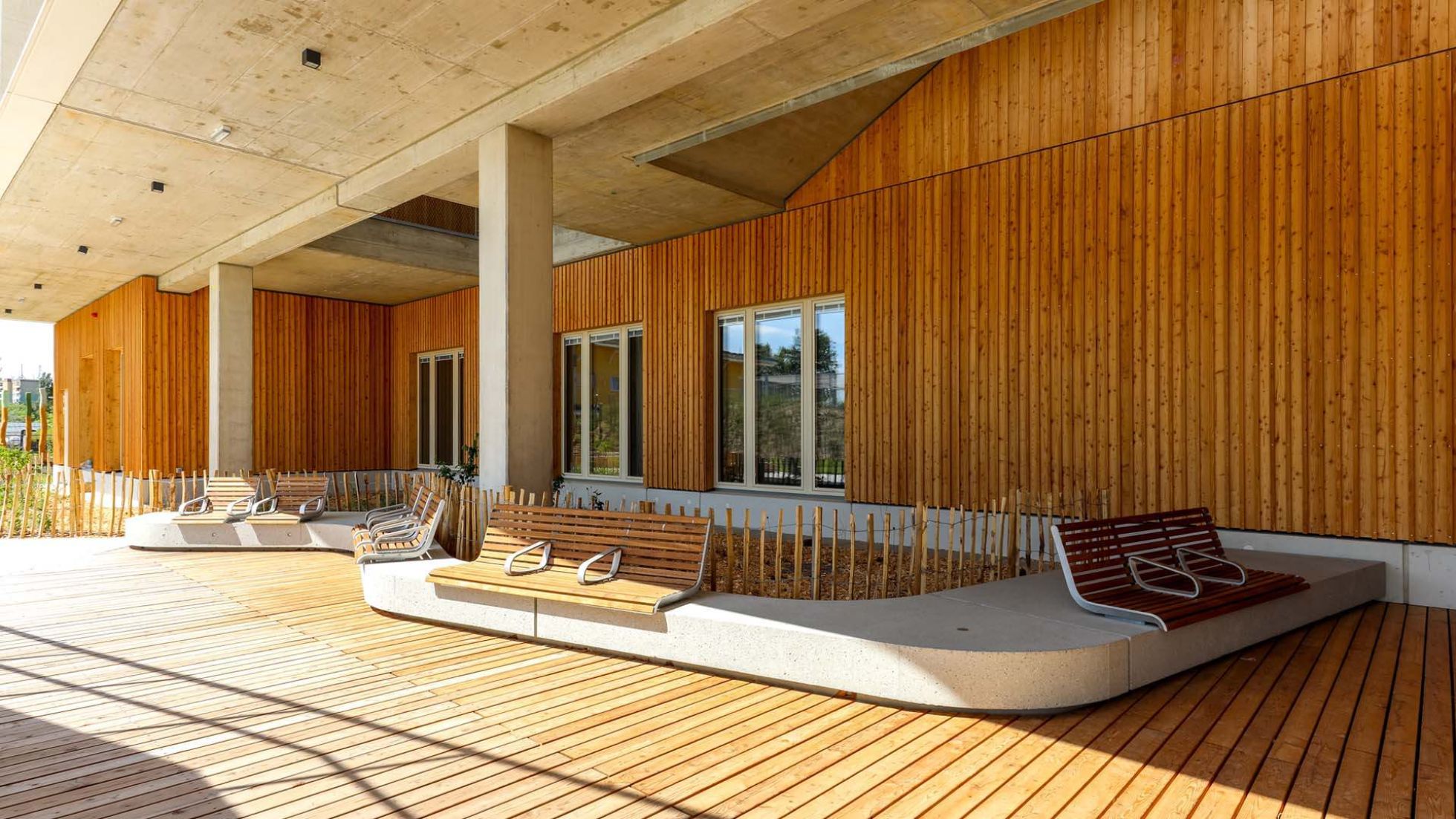 Modernes Schul-Gebäude, Außenbereich mit viel Holz gestaltet
