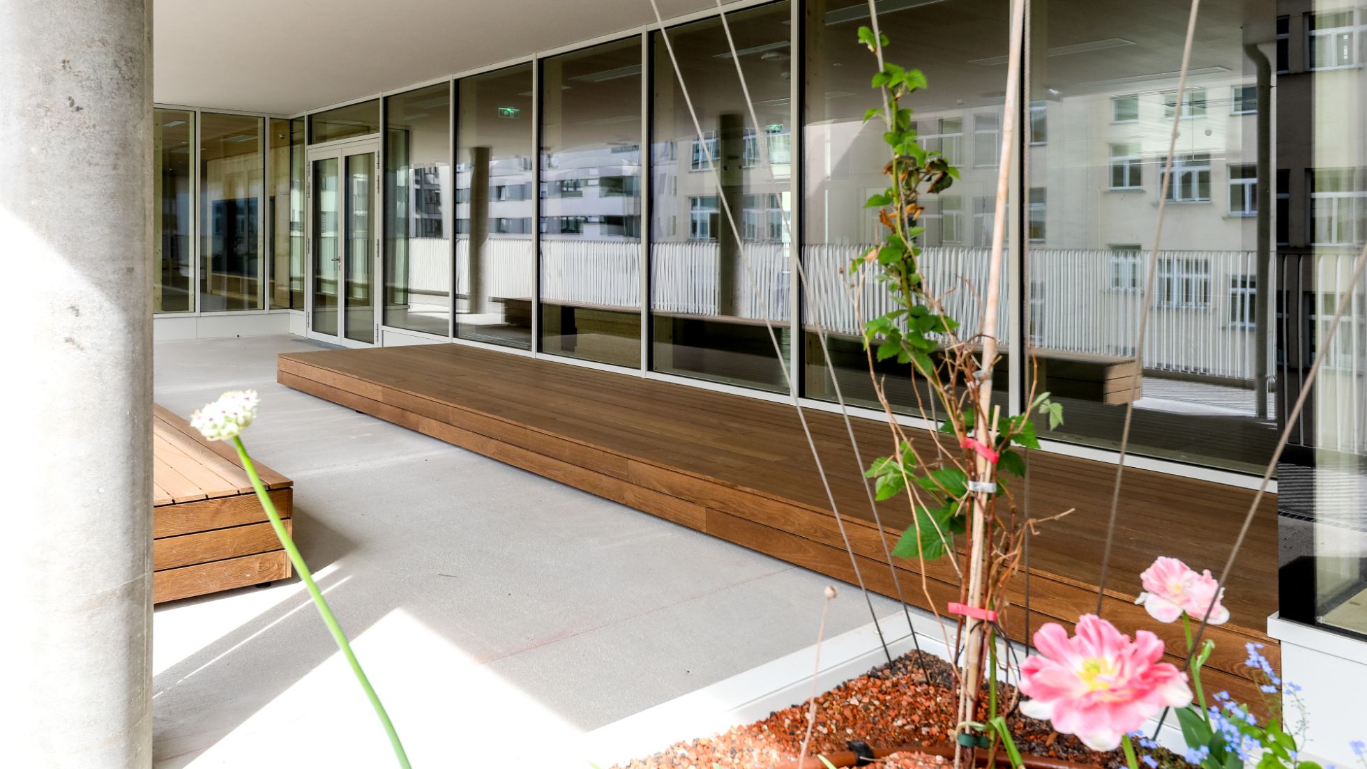 Außenbereich mit Holzbänken