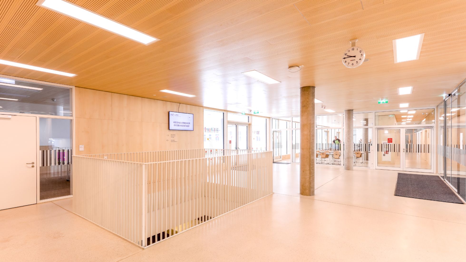 Schul-Aula, Glas, Säulen