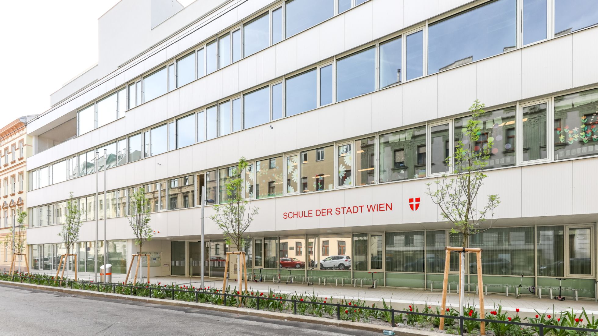 Modernes, mehrstöckiges Schulgebäude