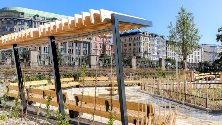 Neu gestaltete Parkanlage mit Sitzgelegenheiten