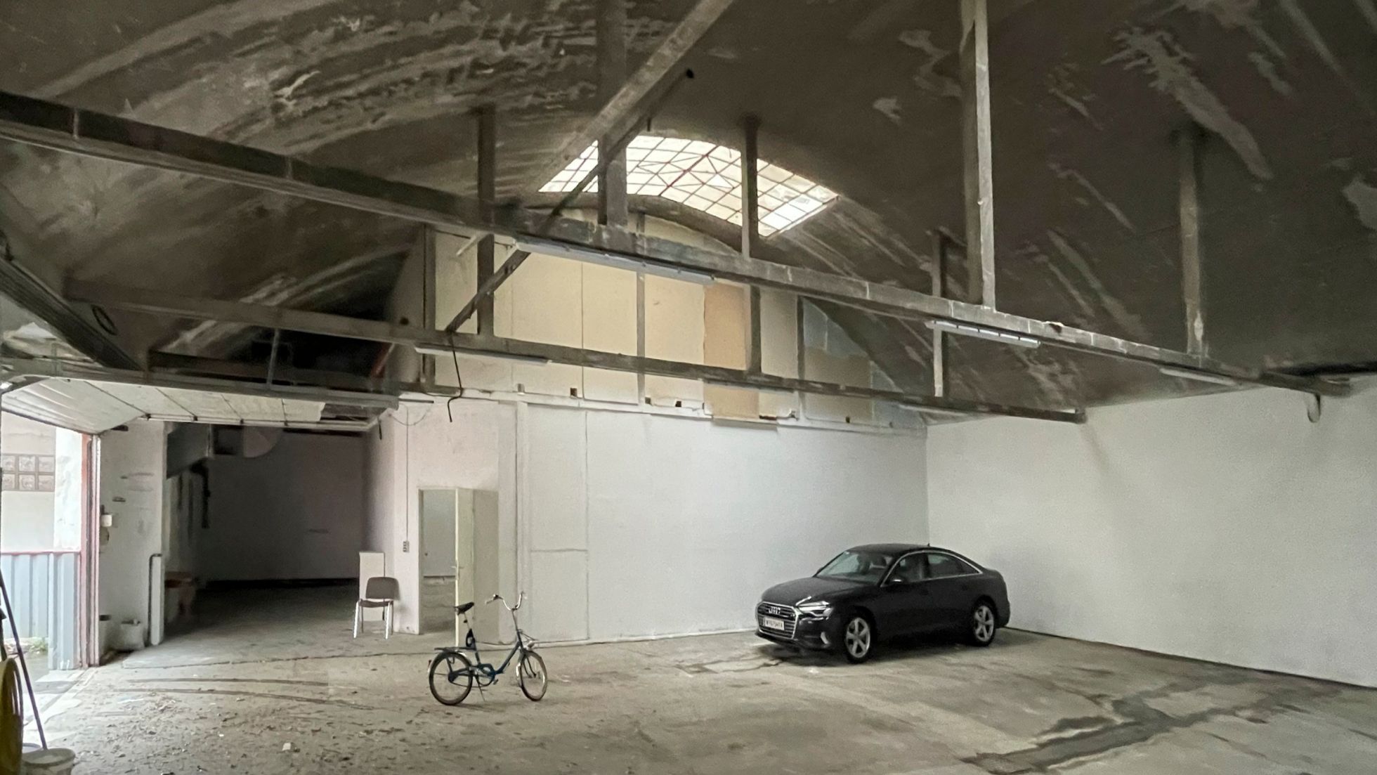 copyright: Caramel Leere, große Halle, ein Auto und Fahrrad