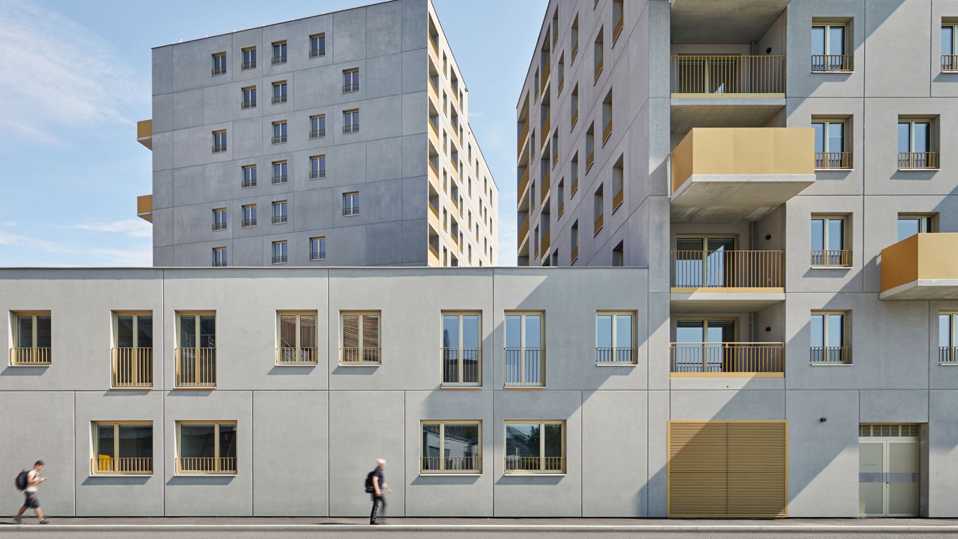 copyright: Andreas Buchberger Mehrstöckiger Wohnbau mit schlichter Betonfassade