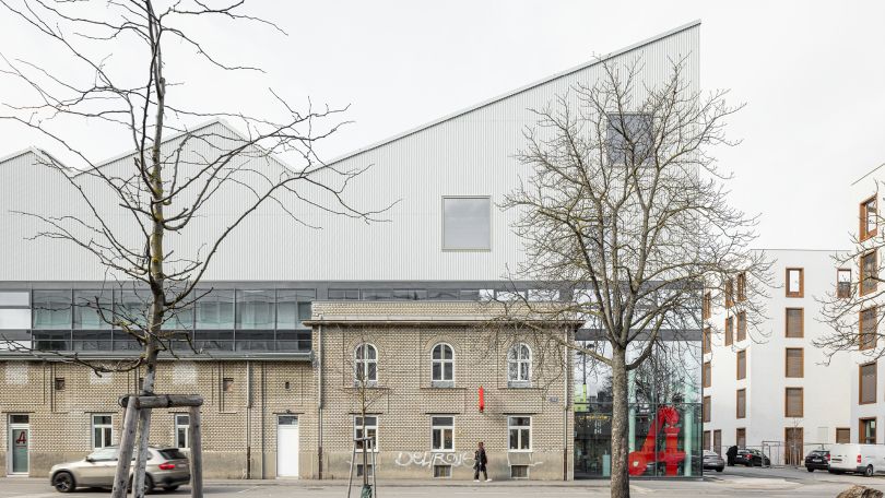 copyright: tschinkersten fotografie Ziegelbau, dahinter eine Halle