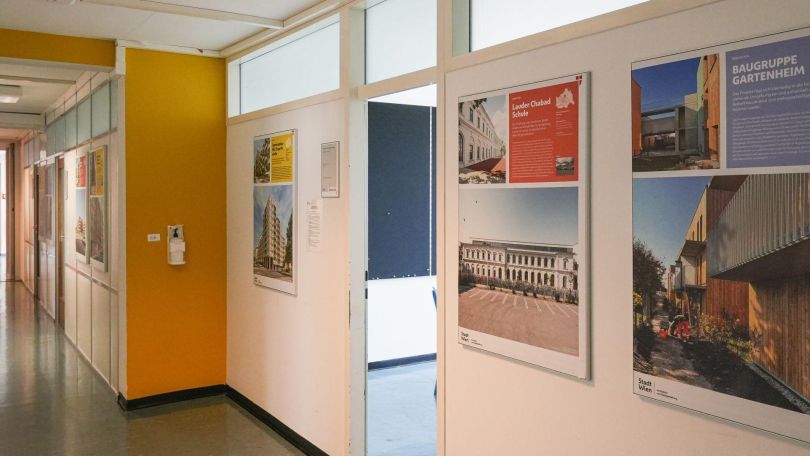 copyright: MA19/Fröschl Ausstellungstafeln in einem Büro-Gang