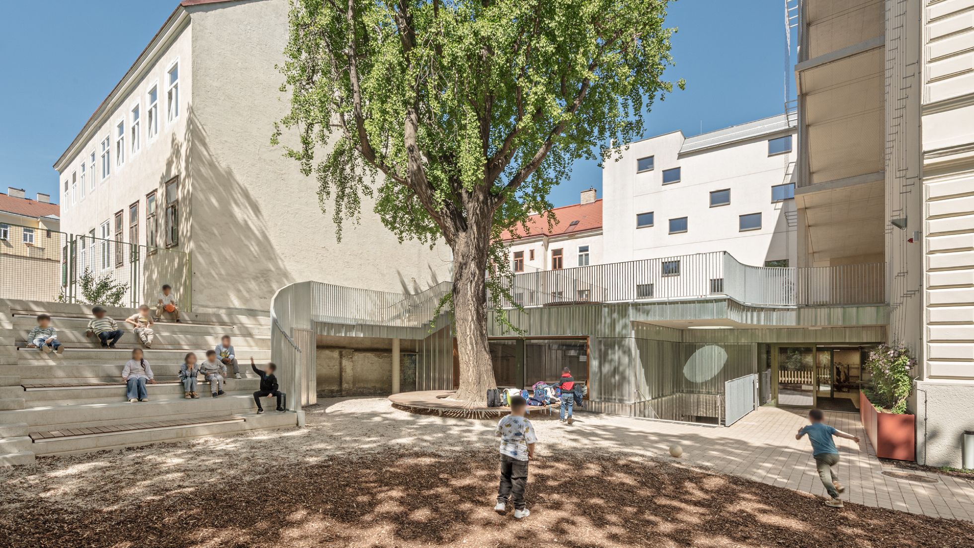 copyright: Hertha Hurnaus Moderner Bau, Hof mit großem Baum