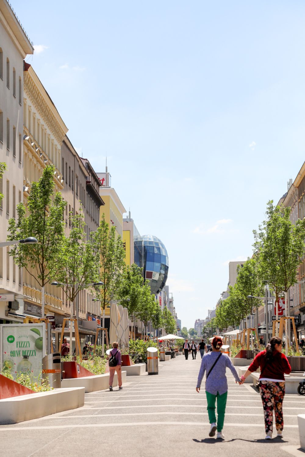 Die bereits fertig umgebaute Favoritenstraße ist nun eine begrünte Flaniermeile mit vielen Sitzmöglichkeiten und einer neuen Struktur des öffentlichen Raumes. Fußgängerinnenzone