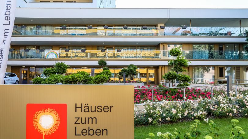 Fassade eines Pensionist*innen-Wohnhauses in Penzing