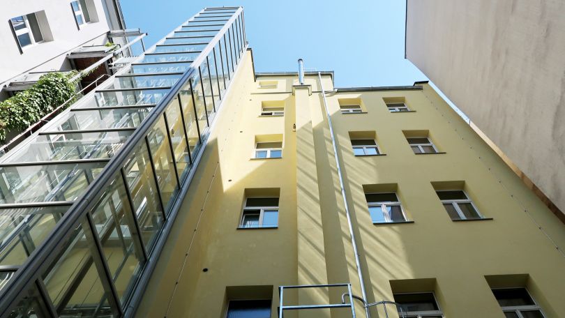 Fassade eines gelben Gründerzeit-Hauses
