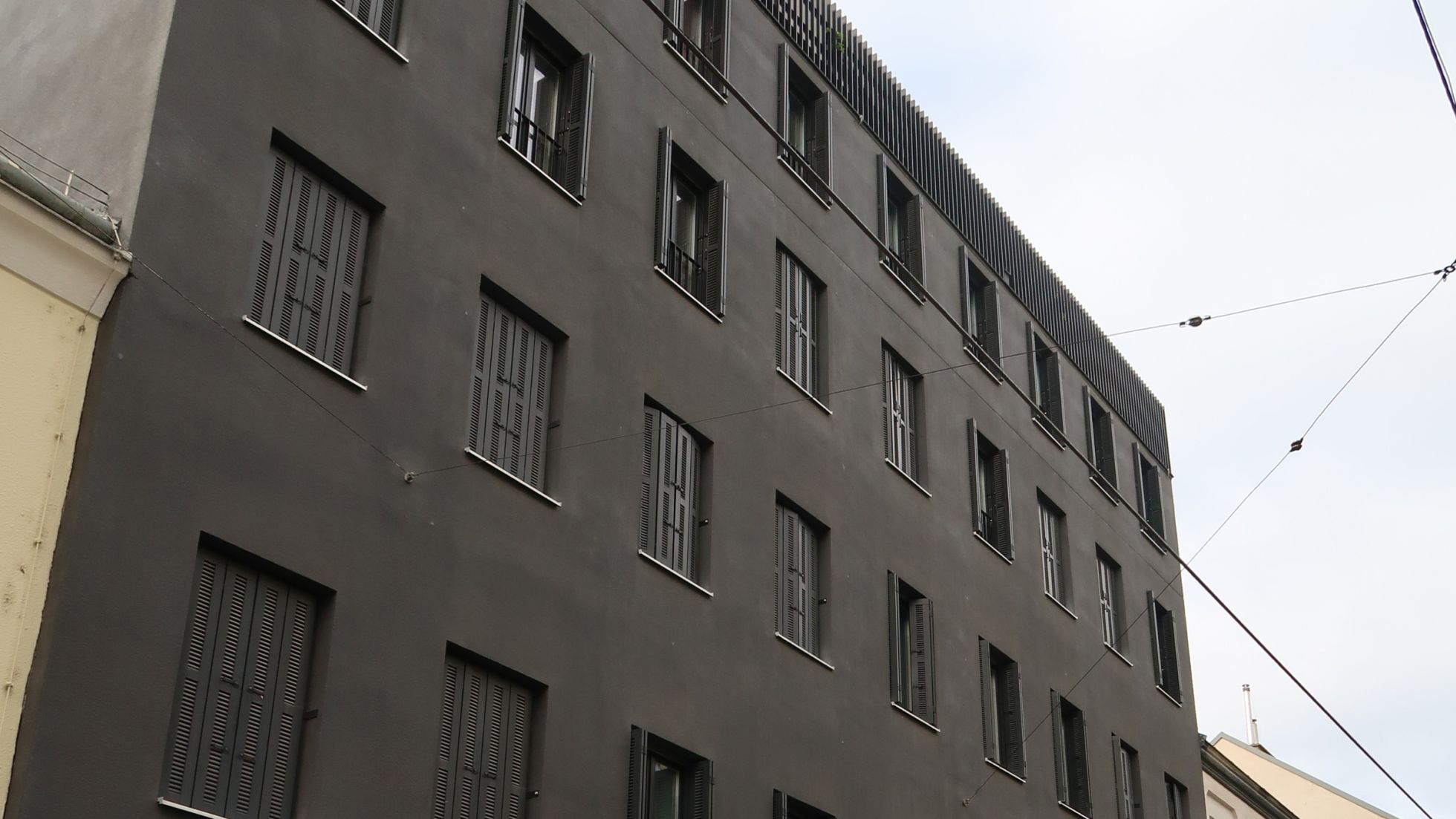 Schwarze Hausfassade