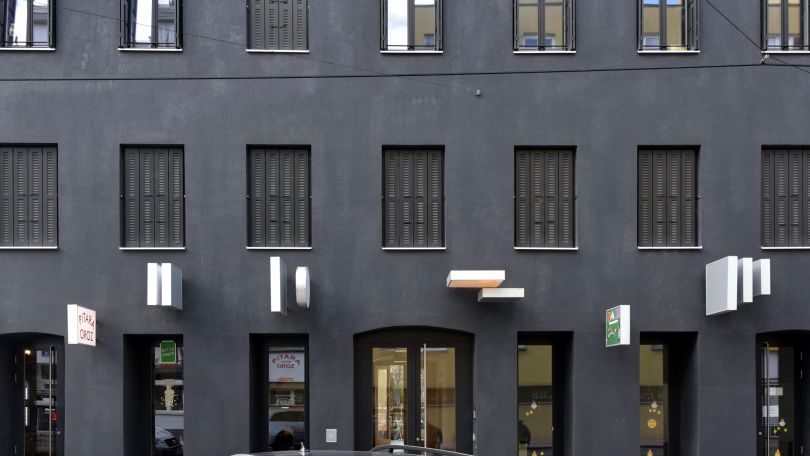 copyright: Architekt DI Harald Saiko Schwarze Hausfassade