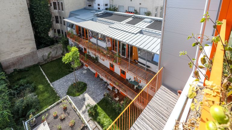 copyright: MA20/Christian Fürthner Innenhof eine Wohngebäudes mit Balkonen