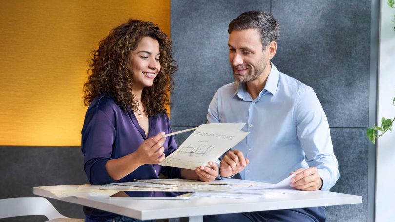 copyright: Stadt Wien / Joachim Haslinger Eine Frau und ein Mann besprechen die Dokumente, die vor ihnen auf einem Tisch liegen.